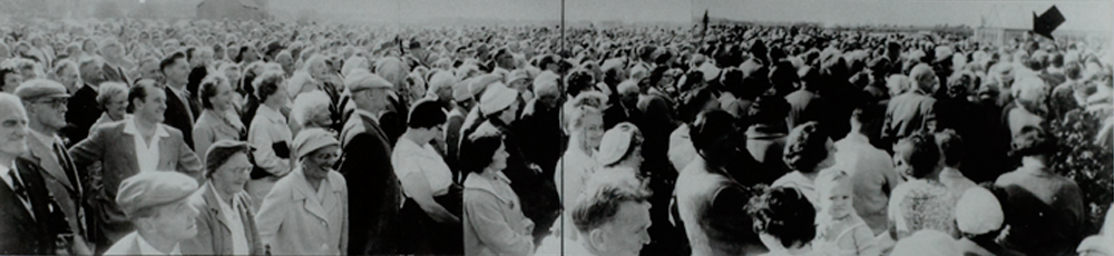 stewarts gardenlands christchurch opening day crowd with percy thrower