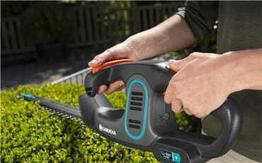 Gardena Battery Hedge Trimmer EasyCut Li - image 2