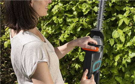 Gardena Battery Hedge Trimmer EasyCut Li - image 3