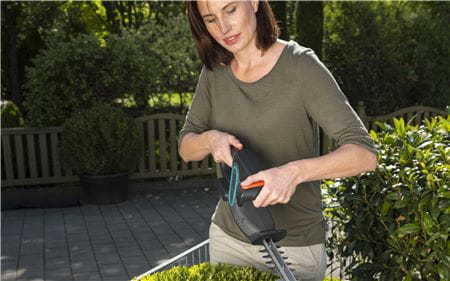 Gardena Battery Hedge Trimmer EasyCut Li - image 5